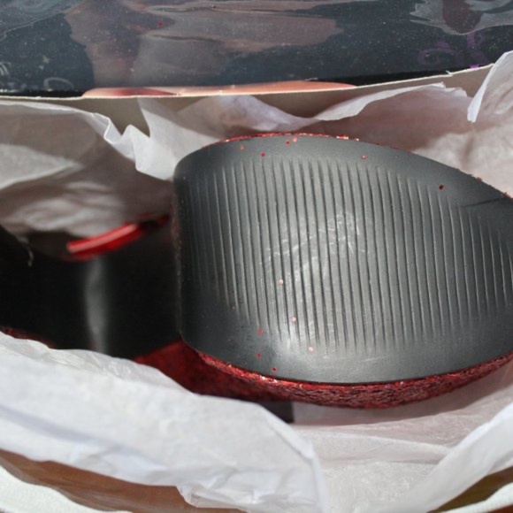 The wizard Of Oz Ruby Slippers Size Small 5-6 - Picture 2 of 6